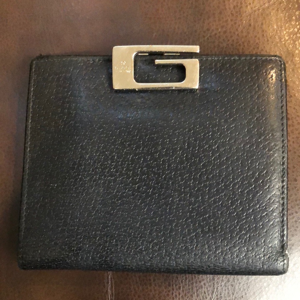 W GUCCI Black Lambskin Bifold Wallet with Silver G  Clasp Vintage